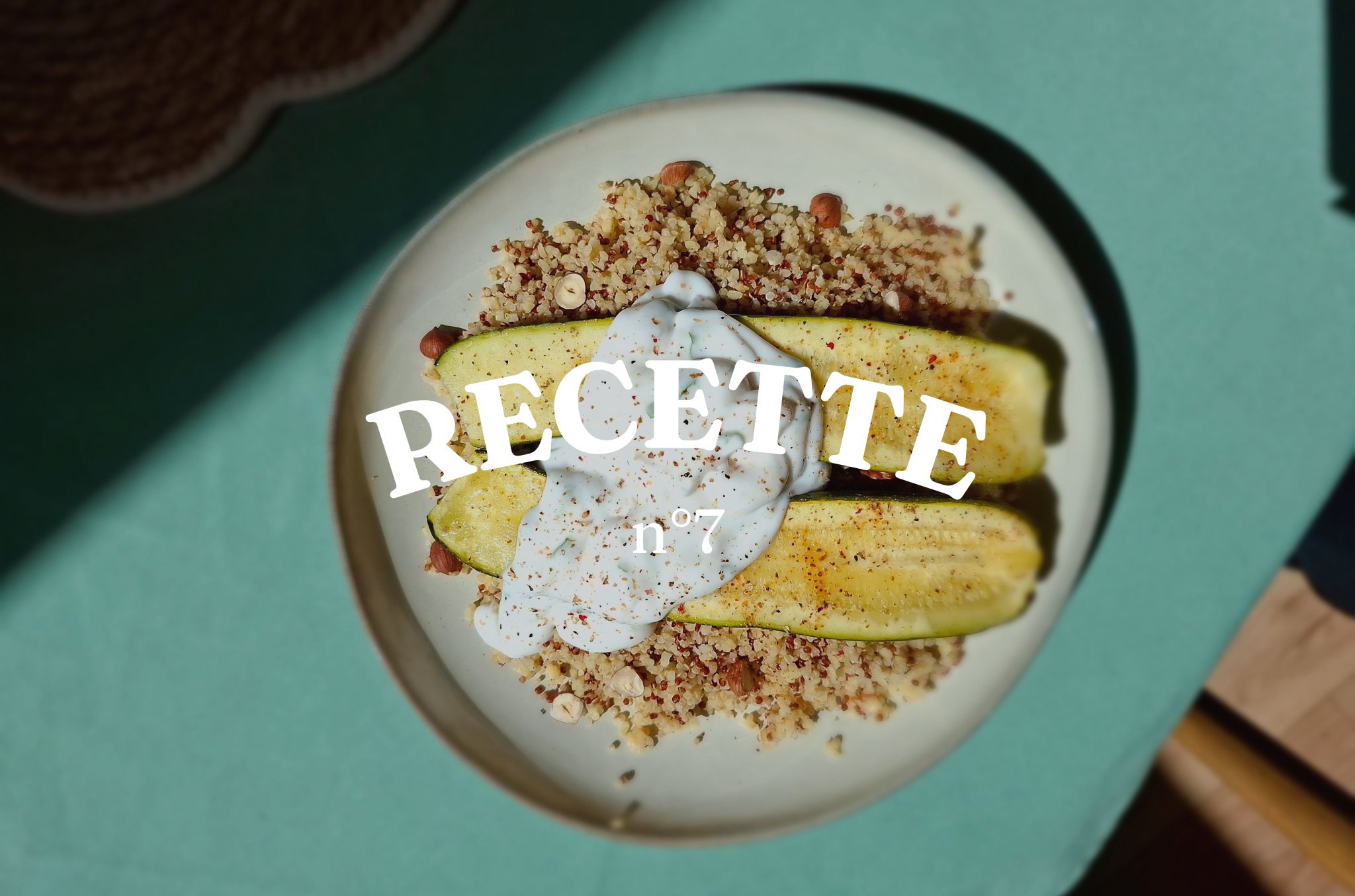 Courgette rôtie, quinoa aux noisettes & sauce au yaourt