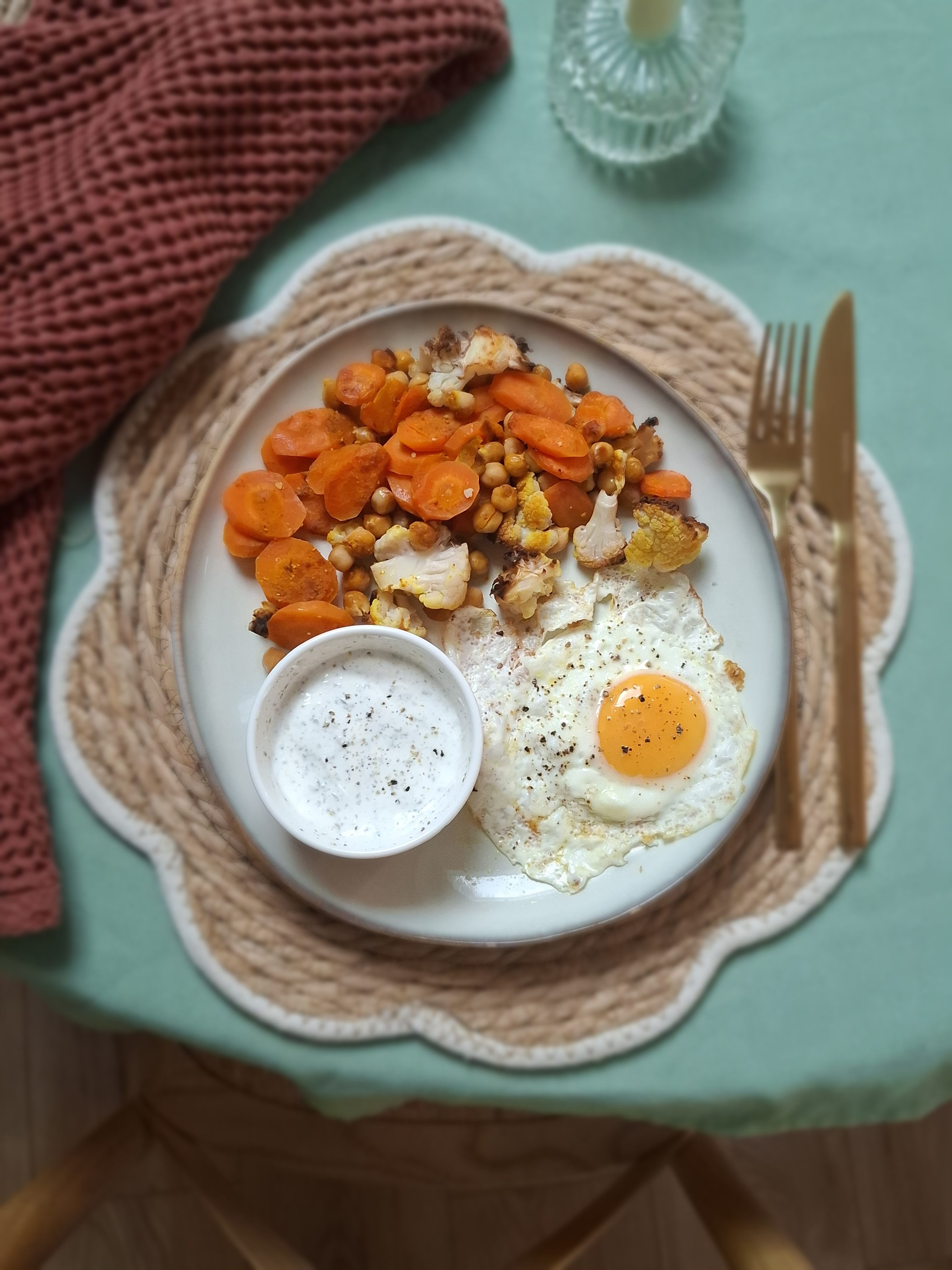 Assiette végétarienne équilibrée : légumes rôtis, pois chiches, œufs et sauce au skyr